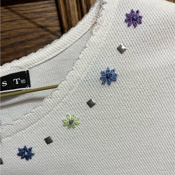 BLAST white medium top w/embellishment of flowers & silver accents, smoke free - Picture 4 of 5